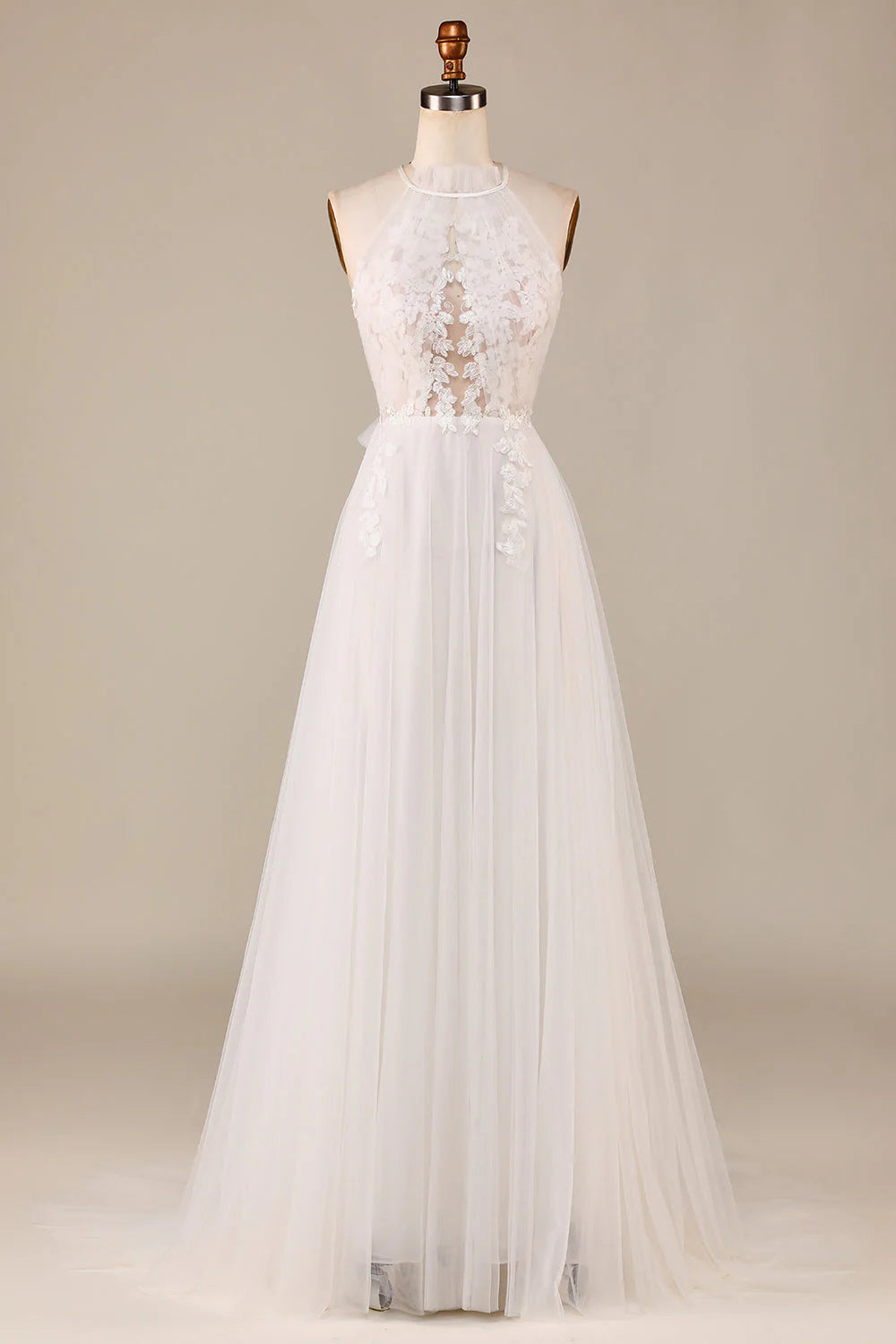 Un grazioso abito da sposa in pizzo trasparente color avorio, senza maniche, con scollatura a trapezio e schiena scoperta.